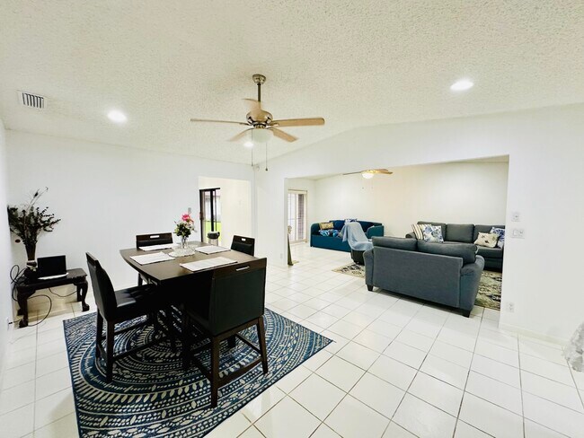Foto del edificio - 5077 Forsythia St