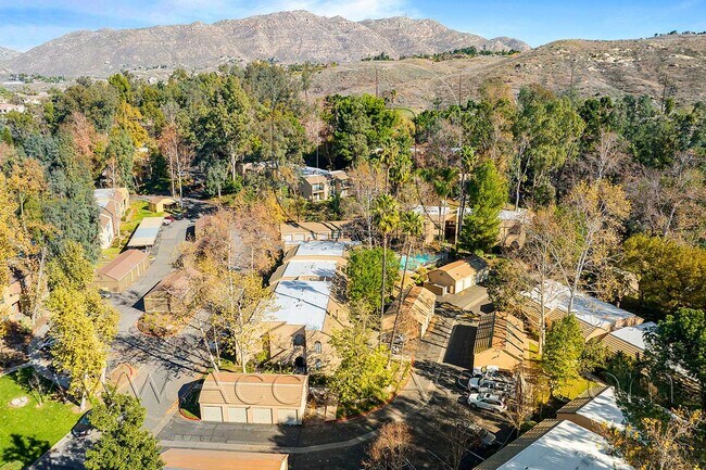 Building Photo - Charming Upstairs 2 Bed/2 Bath  Condo That...