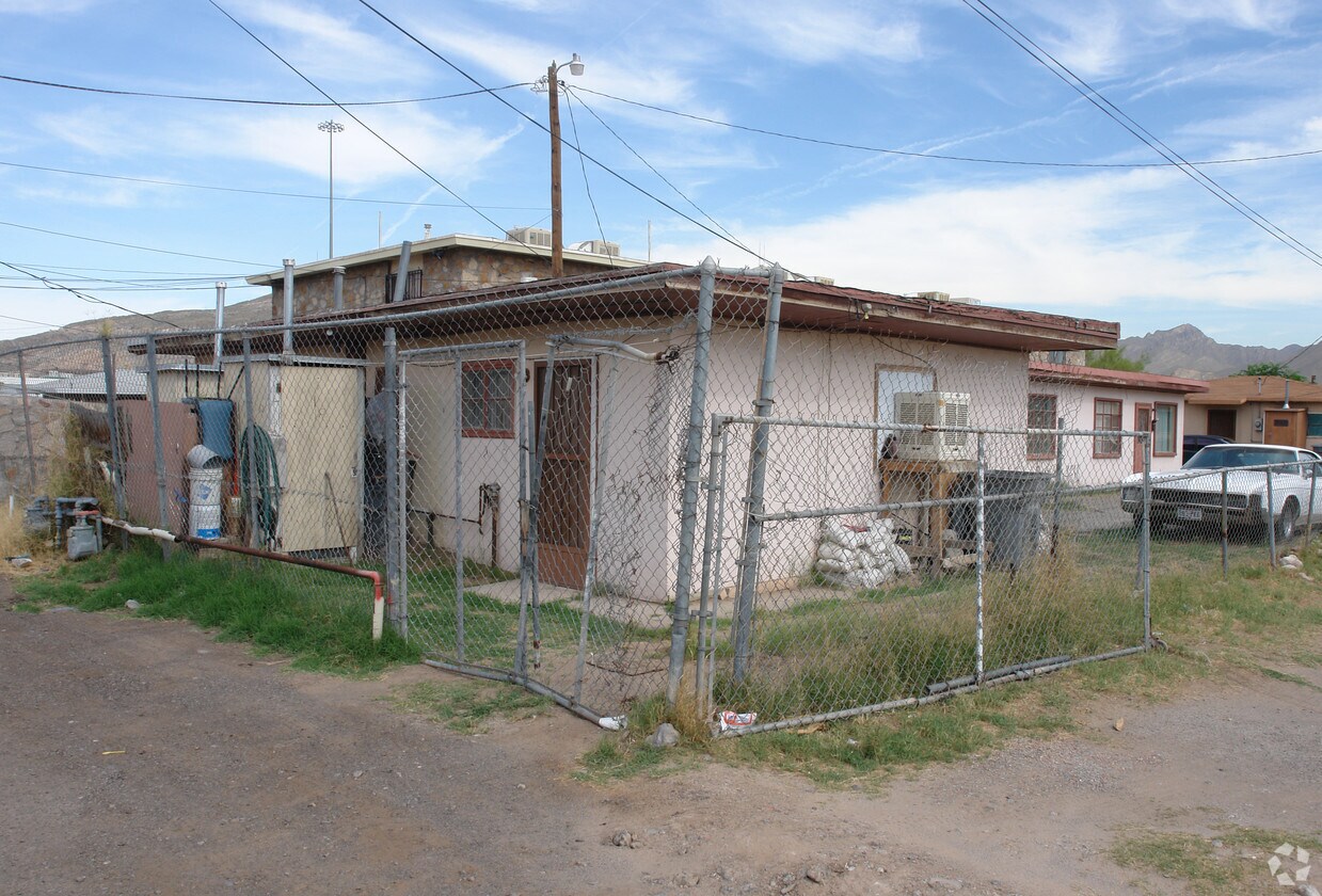 Building Photo - 3318 E Gateway Blvd