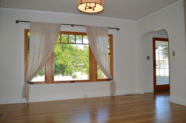 Building Photo - Large home with a great outdoor space and ...