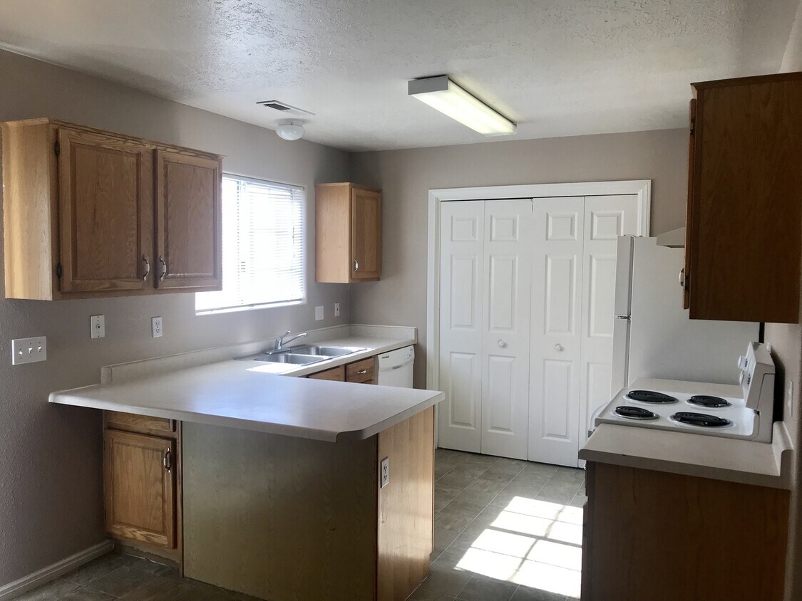 Building Photo - Townhome off Sunset Blvd