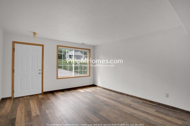 Foto del edificio - Spacious Updated Three Bedroom in Cully - DEPOSIT SPECIAL