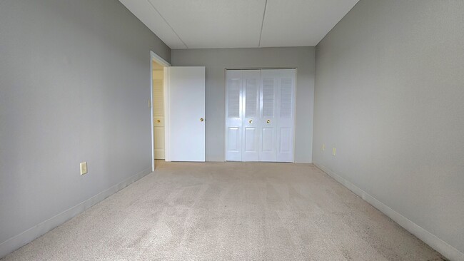 Building Photo - 65 N Point Dr