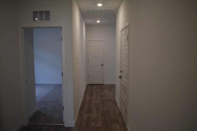 Building Photo - 4470 N San Clemente Ave