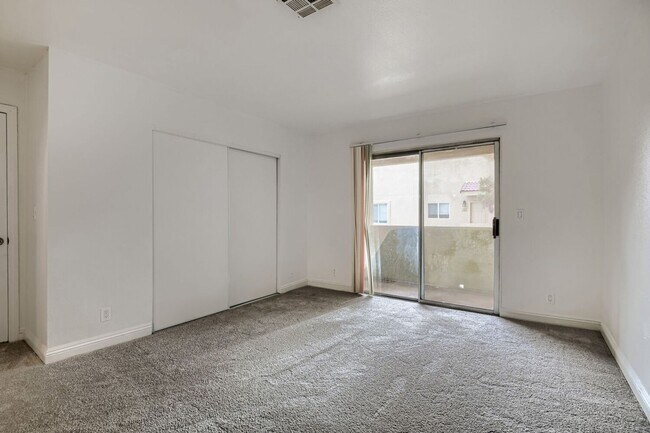 Foto del edificio - A Spacious and Stylish 2 Bed / 2 Ba Condo Gated Community