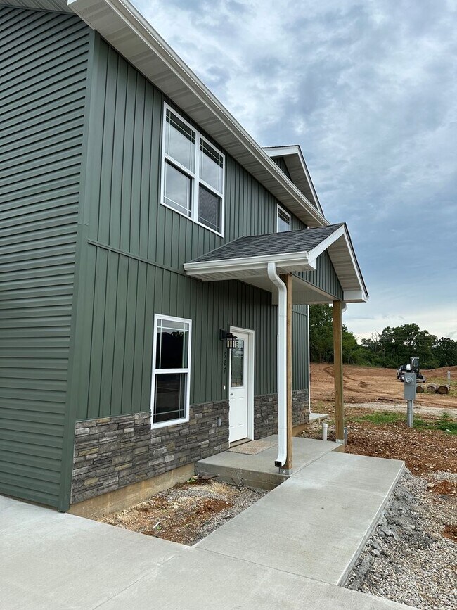 Building Photo - BRAND NEW 4 BED 3 BATH in WAYNESVILLE
