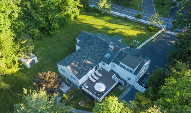 Foto del edificio - 158 Jelliff Mill Rd