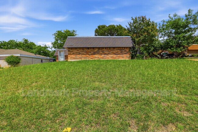 Foto del edificio - 6811 Trail Lake Dr