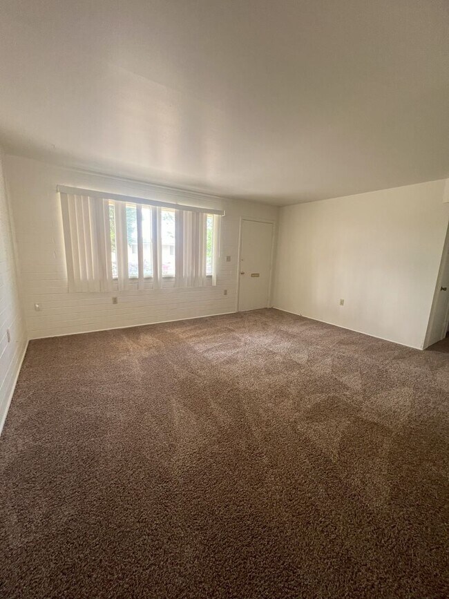 Building Photo - Great townhome in 55 and Older community!