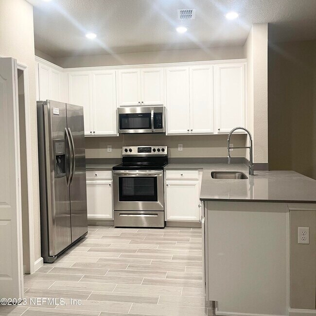 Building Photo - 2552 Sandy Dune Dr