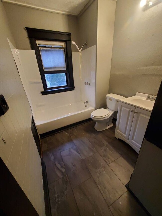 Building Photo - Charming 3-Bedroom Property in Prime Location