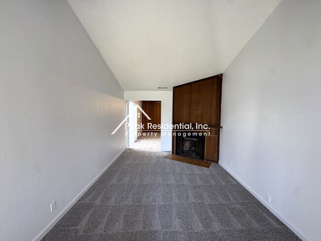 Foto del edificio - Spacious Fair Oaks 2bd/1ba Duplex with 1 Car Garage