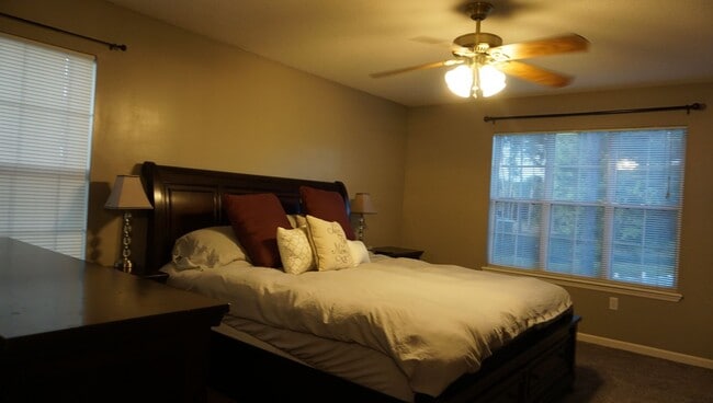 Foto del edificio - Beautiful home off Knights Academy