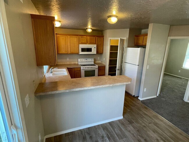 Foto del edificio - Ready Now / 4 Bed PLUS Large BONUS ROOM and 2.5 BA great spacious home!