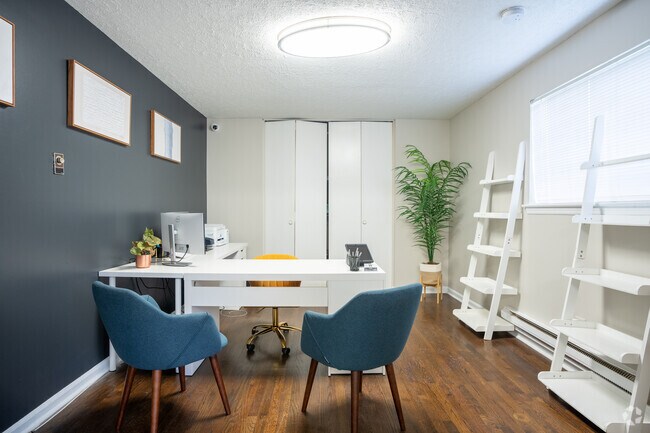 Oficina de arrendamiento - Whispering Oaks