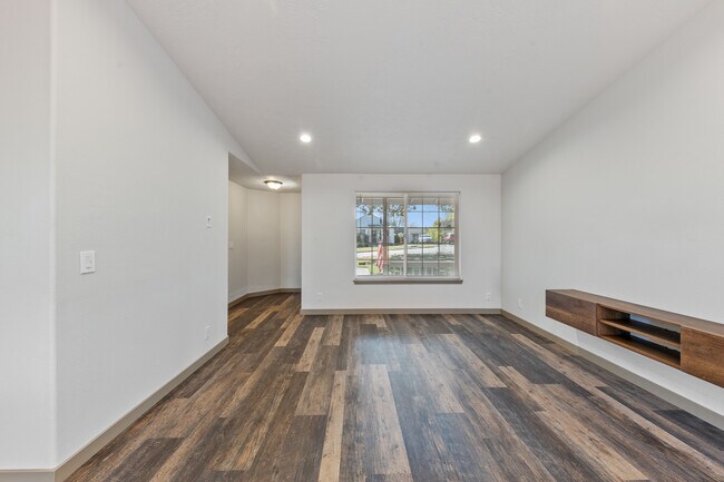 Building Photo - 840 SW Oakdale Ave