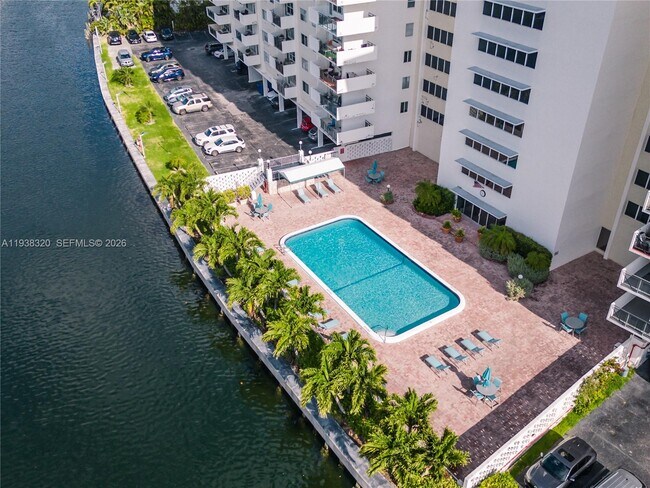 Foto del edificio - 401 Golden Isles Dr