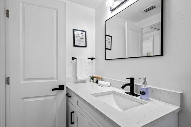 Building Photo - The peaceful place