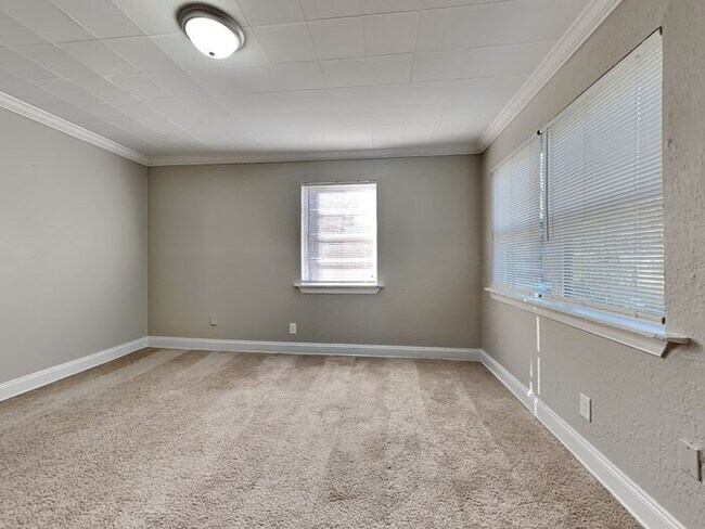Building Photo - Westside Home