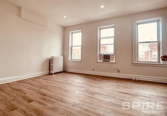 Foto principal - 3 bedroom in ASTORIA NY 11106