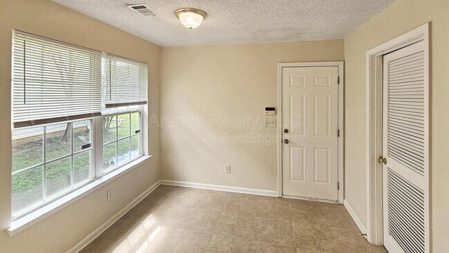 Foto del edificio - 11866 Registry Blvd