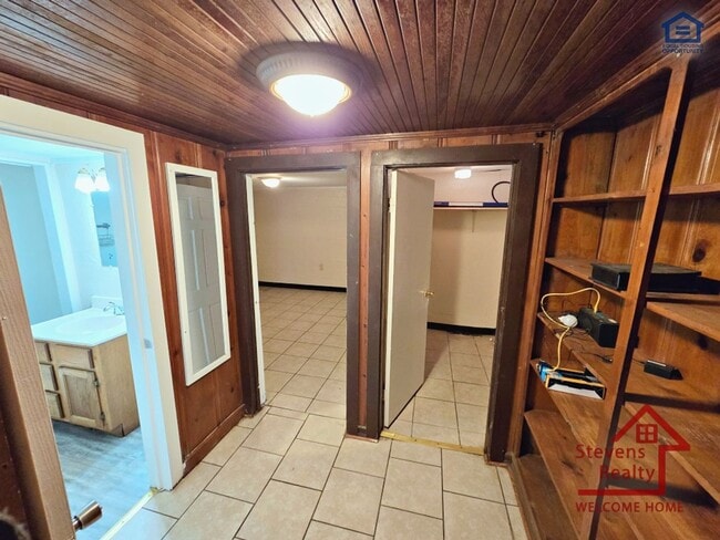 Building Photo - 1364 Crescent Dr