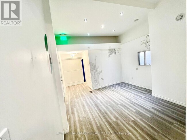 Photo du bâtiment - 866 Bathurst St