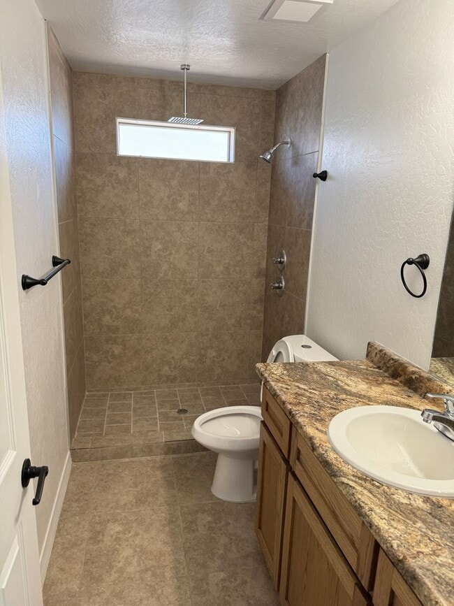 Building Photo - Newer 3 bedroom home with 2 car garage on ...