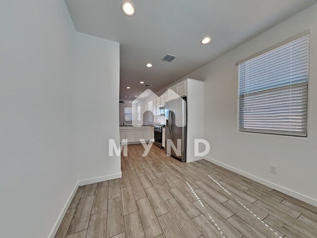 Building Photo - 438 E Diamond Dr