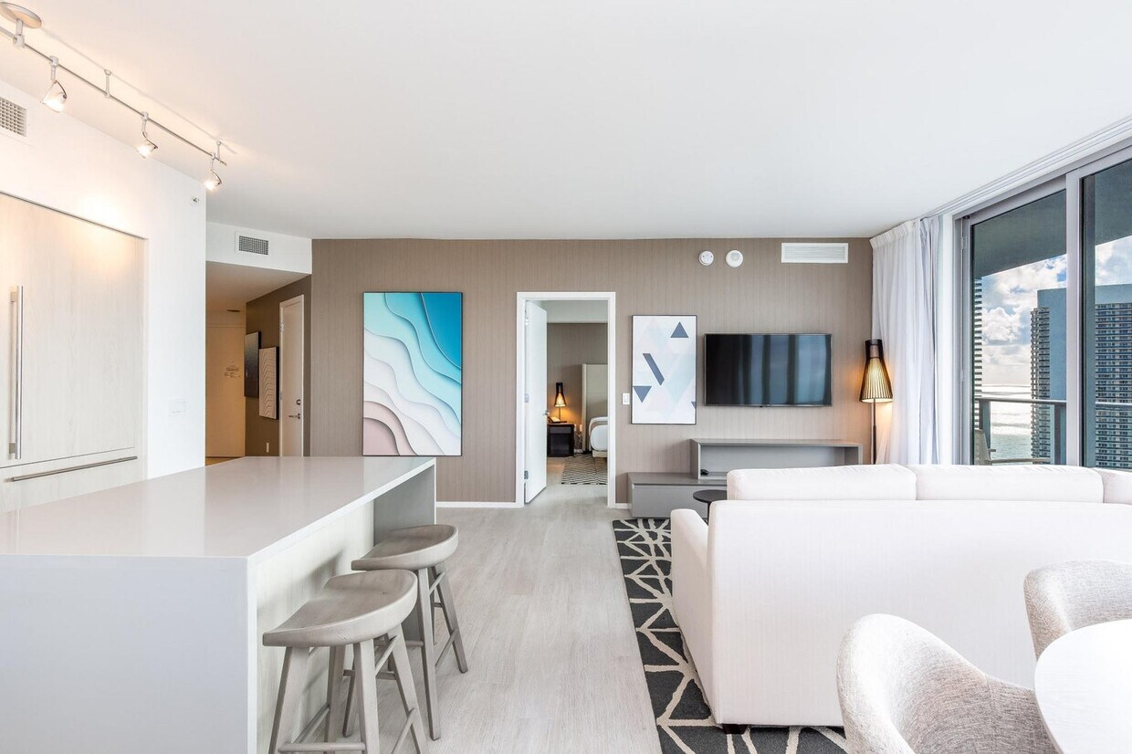 Foto principal - 2721 Hallandale Beach Blvd