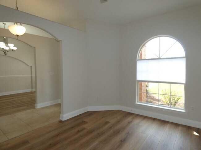 Foto del edificio - Spacious 4-Bedroom Home with 3-Car Garage