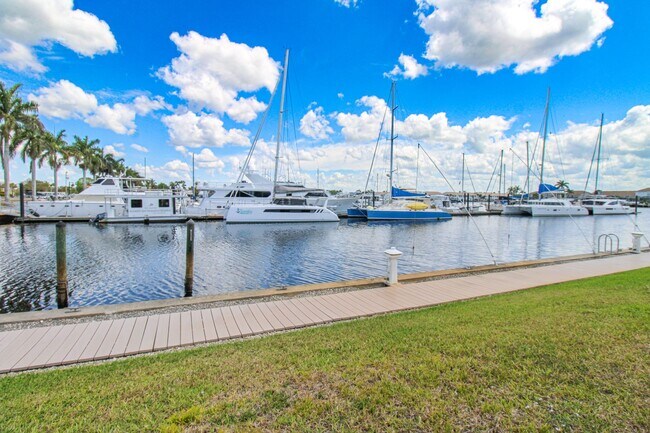 Foto del edificio - CALLING ALL BOATERS ** MANATEE WATCHERS ** WATERFRONT 2 BEDROOM\2 BATH FURNISHED FIRST FLOOR COND...