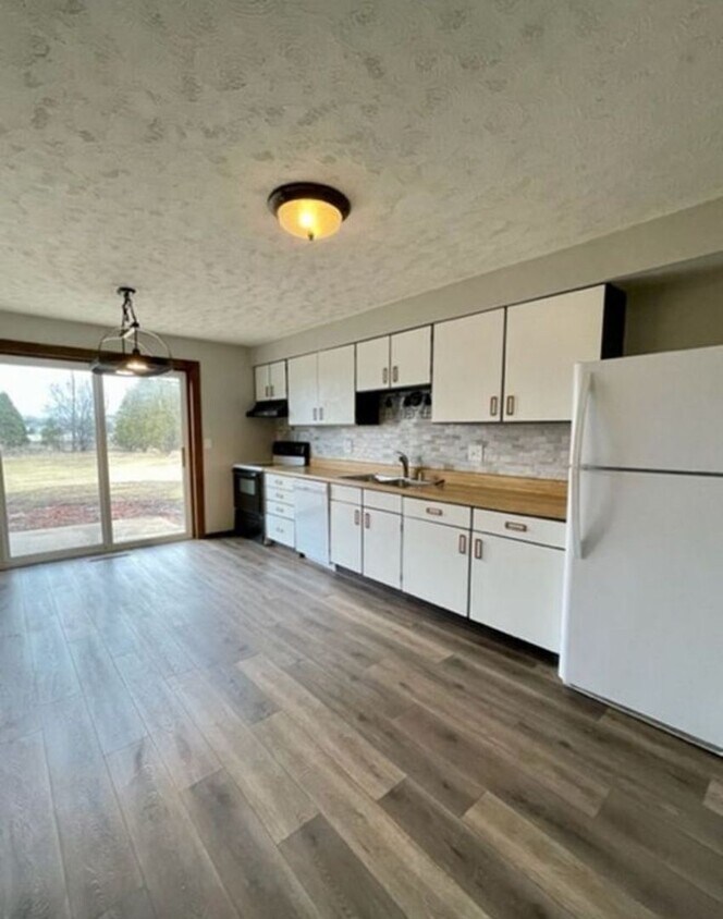 Foto principal - 1352/1354 W. Hiawatha Drive