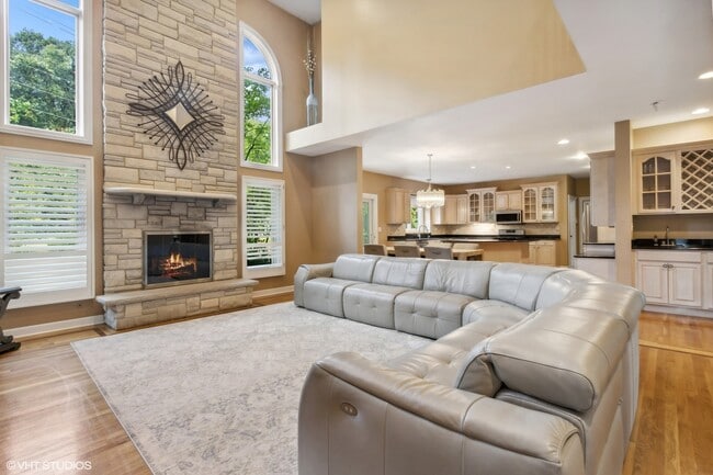 Building Photo - 8840 Royal Dr