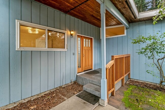 Building Photo - 6 Bedroom Home minutes from Saltwater Park...