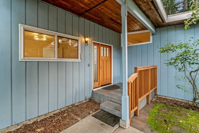 Foto del edificio - 6 Bedroom Home minutes from Saltwater Park...