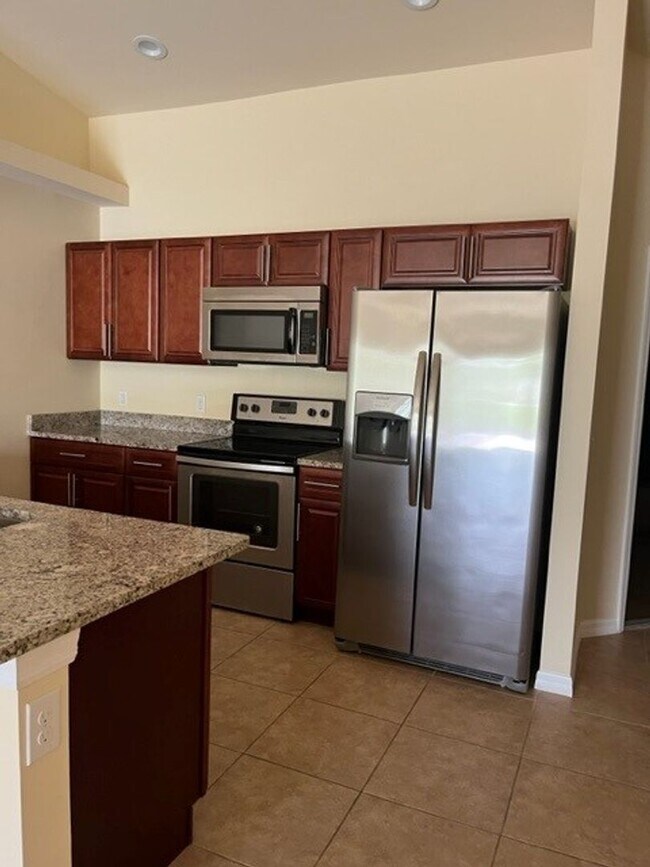 Building Photo - Beautiful Duplex Available Immediately