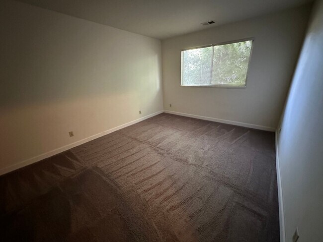 Foto del edificio - 2 bedroom 2 bath, large patio deck, commun...