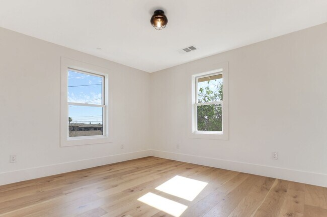 Foto del edificio - Huge (1,500 square feet) 2 bed, 2.5 bath in Lincoln Heights with parking, in-unit laundry and pri...