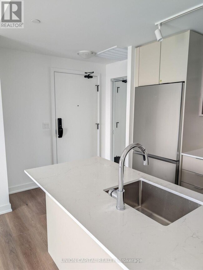 Photo du bâtiment - 2075 Lakeshore Rd.