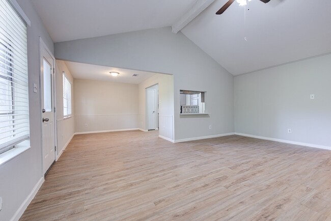 Foto del edificio - 2035 Deerhurst Ln