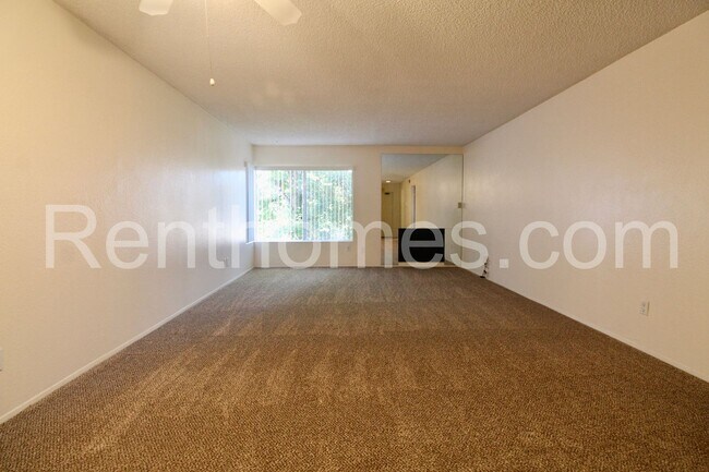 Foto del edificio - Mission Valley, 10225 Caminito Cuervo #143- Secured building! Close to shops and restaurants!