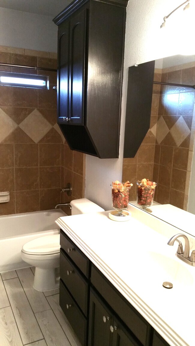 Foto del edificio - 220 Black Walnut Ct