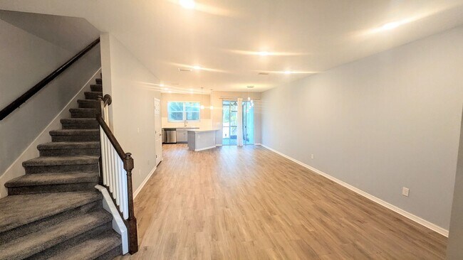 Foto del edificio - Annual UNfurnished almost BRAND NEW townhome just south of University and Lockwood Ridge!