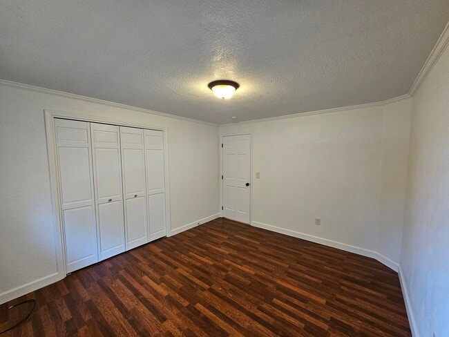 Building Photo - 1823 Valley View Dr