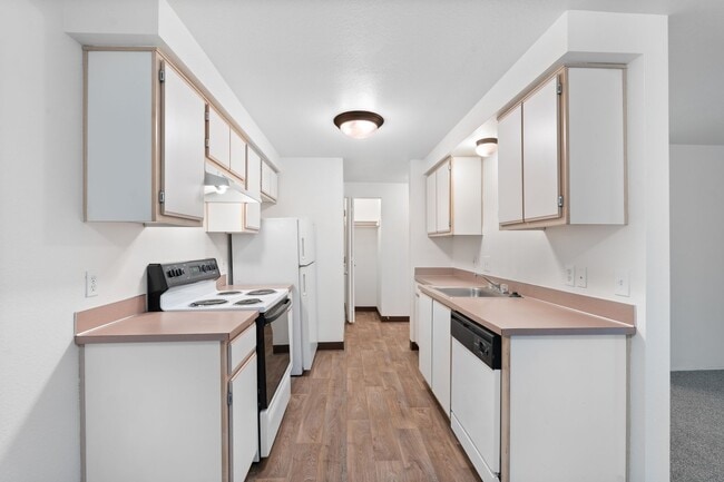 Building Photo - Bluebird Cozine Creek ***Under New Managem...