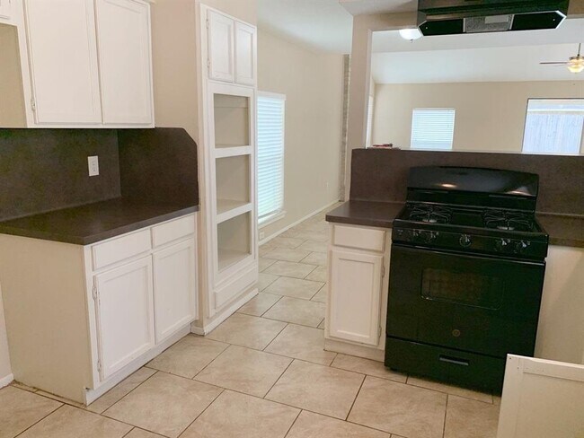 Foto del edificio - 8214 Wind Forest Dr