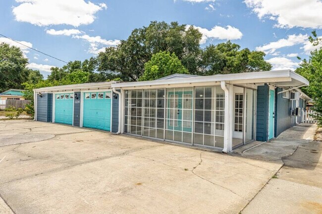 Foto del edificio - 1213 N Pine Hills Rd