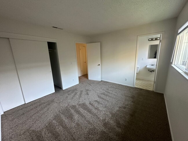 Building Photo - Perfect Commute Location! New Carpet, New ...