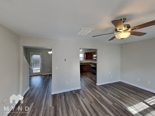 Foto del edificio - 136 Creekstone Ct